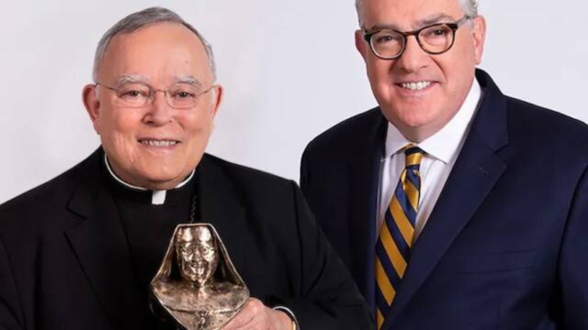 El arzobispo emérito de Filadelfia, Charles Chaput, muestra el Premio Madre Angélica junto al CEO de EWTN, Michael P. Warsaw. Foto: EWTN.