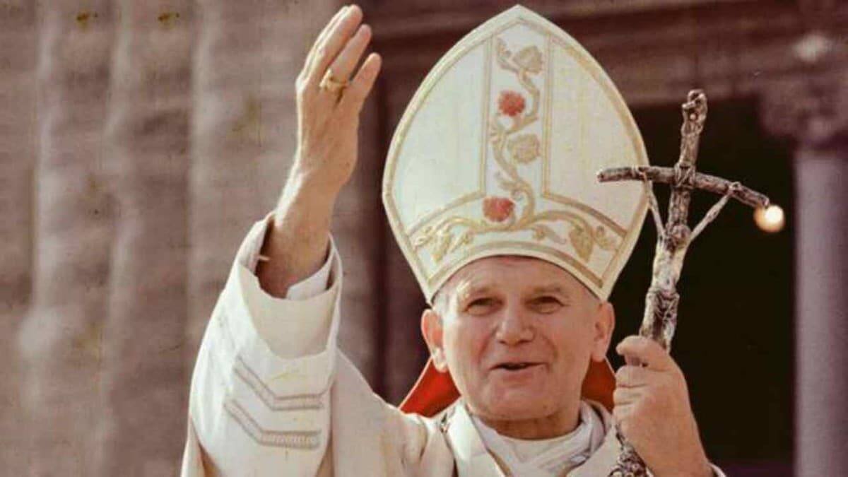 Fue el programa del pontificado de San Juan Pablo II: «¡No temáis! ¡Abrid, más todavía, abrid de par en par las puertas a Cristo! Abrid a su potestad salvadora los confines de los Estados»