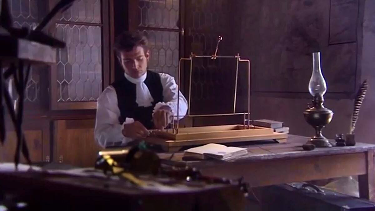 Ampère mide con su electrodinamómetro la interacción entre dos corrientes eléctricas. Imagen: documental «André-Marie Ampère und der Elektromagnetismus» (2006) de Jörg Richter, en una coproducción encabezada por Inter/Aktion GmbH.