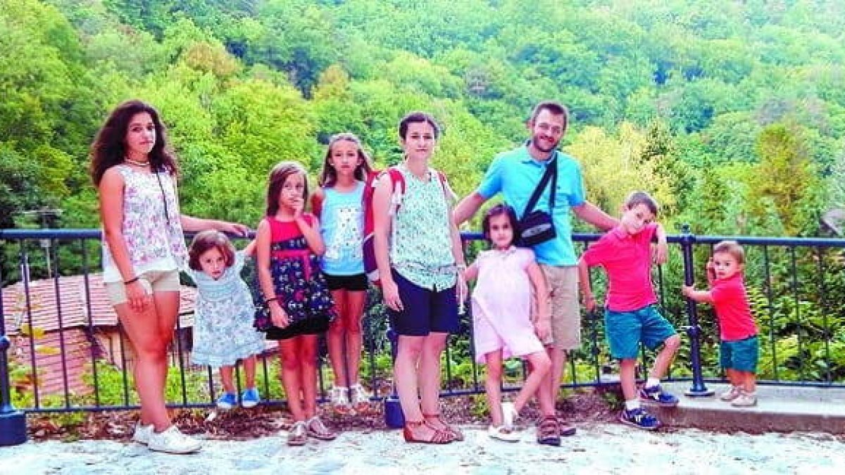 Los Palacios Francés, con seis de los hijos y una amiga de la familia, en una zona natural en Hungría