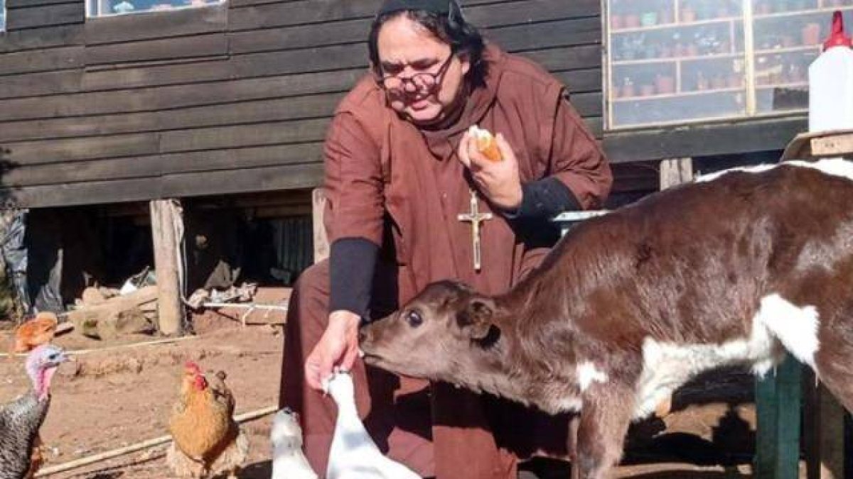 Ermitaño y con 1.500 asistentes a sus misas, Francisco Dengo ha sido nombrado exorcista en un país muy necesitado de su labor.
