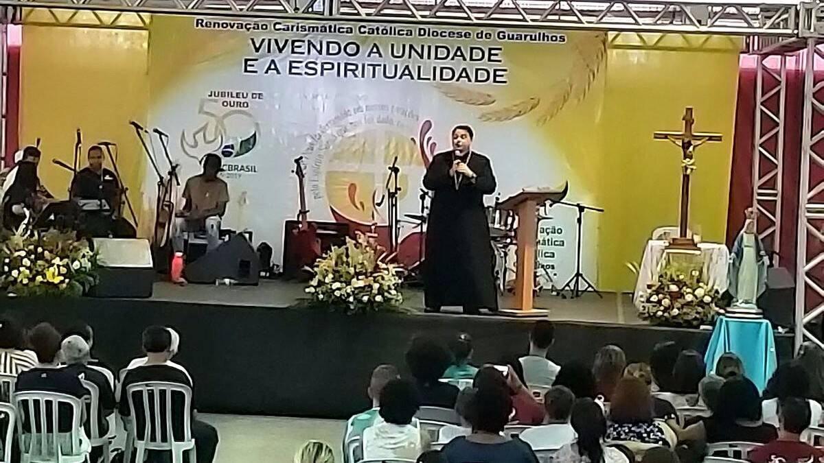 Un encuentro de la Renovación Carismática Católica en Brasil, una de las realidades eclesiales que están frenando el desplome de fieles causado por el sociologismo liberacionista. Foto: Twitter, ministerio de seminaristas de la Renovación Carismática.