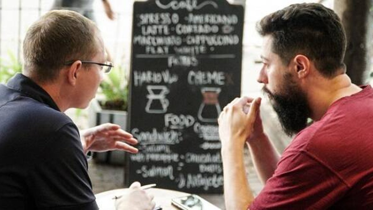 Evangelizadores judíos mesiánicos en el Café HaOgen de Tel Aviv... con estilo hebreo, anuncian a Jesús