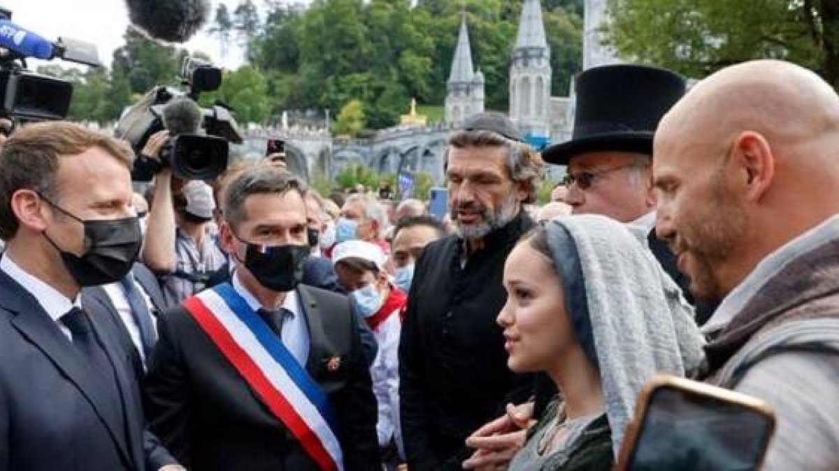 El presidente francés, Macron, con los actores del musical Bernadette en el santuario de Lourdes