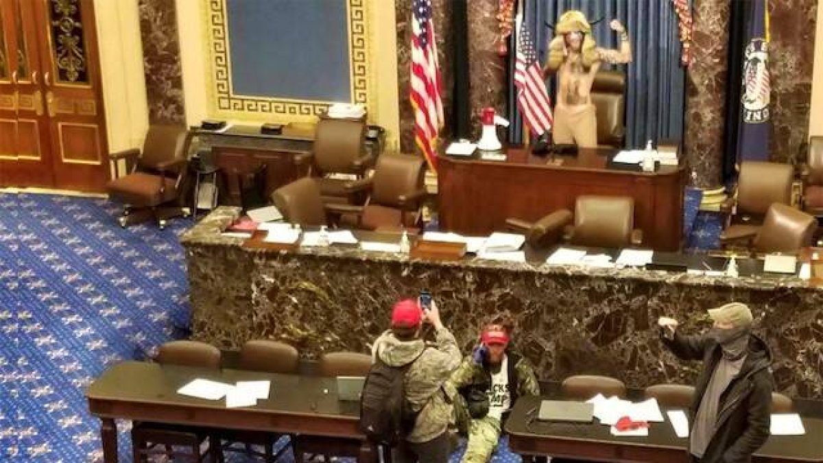 Jake Angeli, de 33 años, actor y sin profesión estable, ex miembro de la Marina, es el seguidor de Donald Trump que captó la atención mundial desde la presidencia del Senado tras la aún no explicada ocupación del Capitolio el 6 de enero.