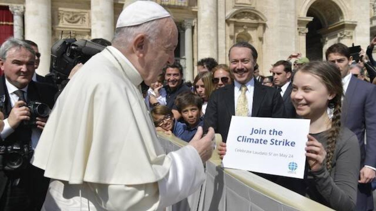 Greta Thunberg saluda al Papa durante una audiencia general en abril de 2019. Foto: Vatican Media.