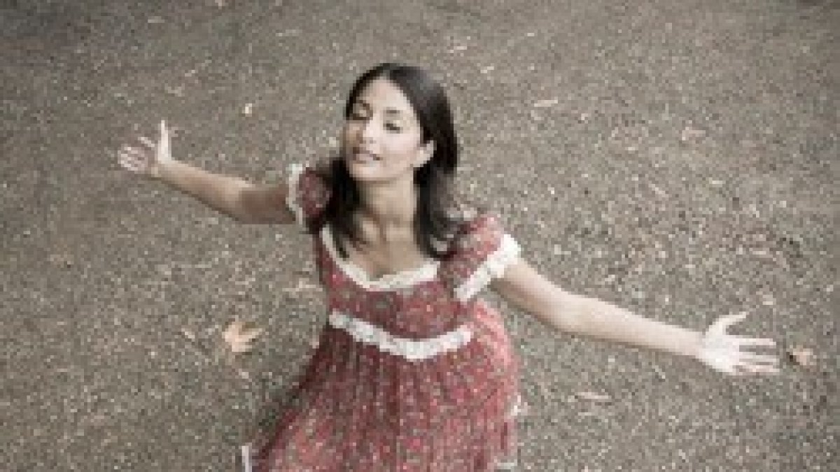 La oración de rodillas, el gesto de extender las manos... el cuerpo ayuda a expresarnos y a acercarnos a Dios