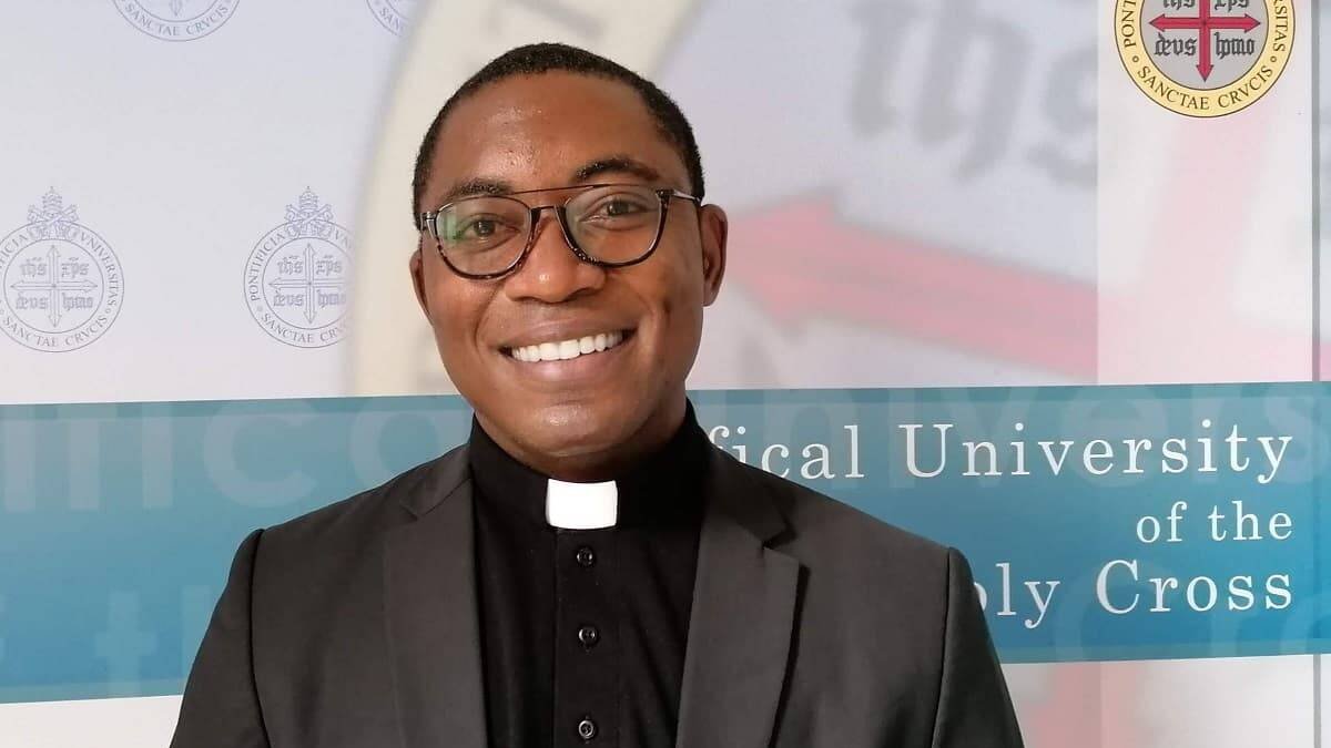 Blaise es sacerdote y en estos momentos se forma en Roma para impulsar proyectos evangelizadores en su diócesis de Camerún