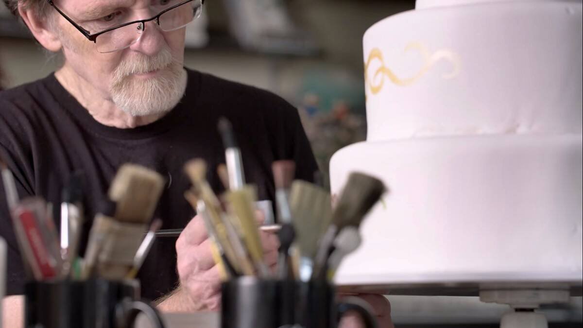 Jack Phillips, trabajando en una de sus tartas, auténticas y personalizadas obras de arte.