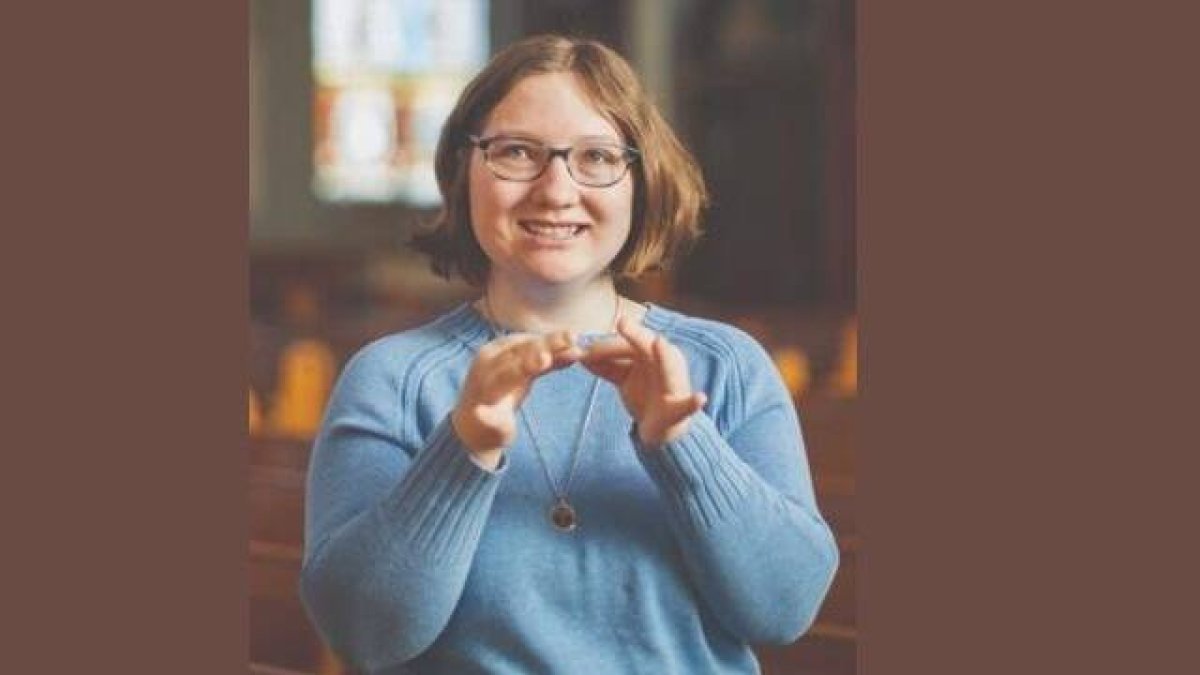 Criada como si fuese sordomuda al padecer apraxia, Hannah Houser usa hoy sus habilidades en lenguaje de señas para evangelizar.