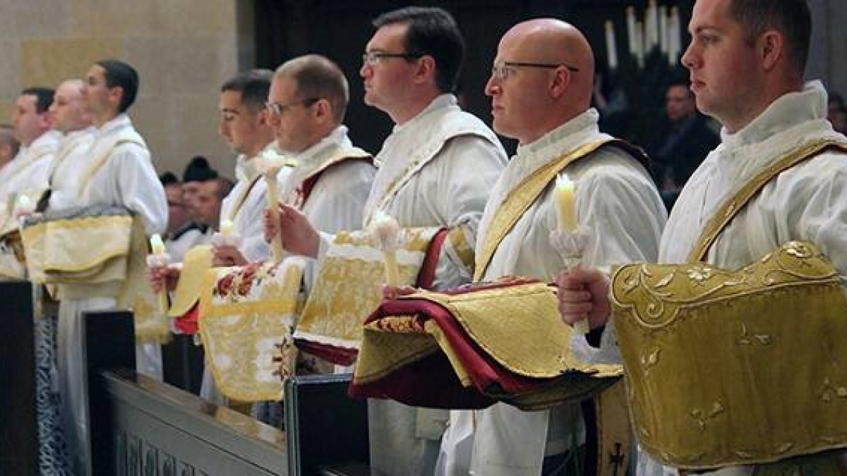 Ceremonia de ordenación de sacerdotes de la Fraternidad Sacerdotal de San Pedro en Omaha, en la catedral de Santa Cecilia