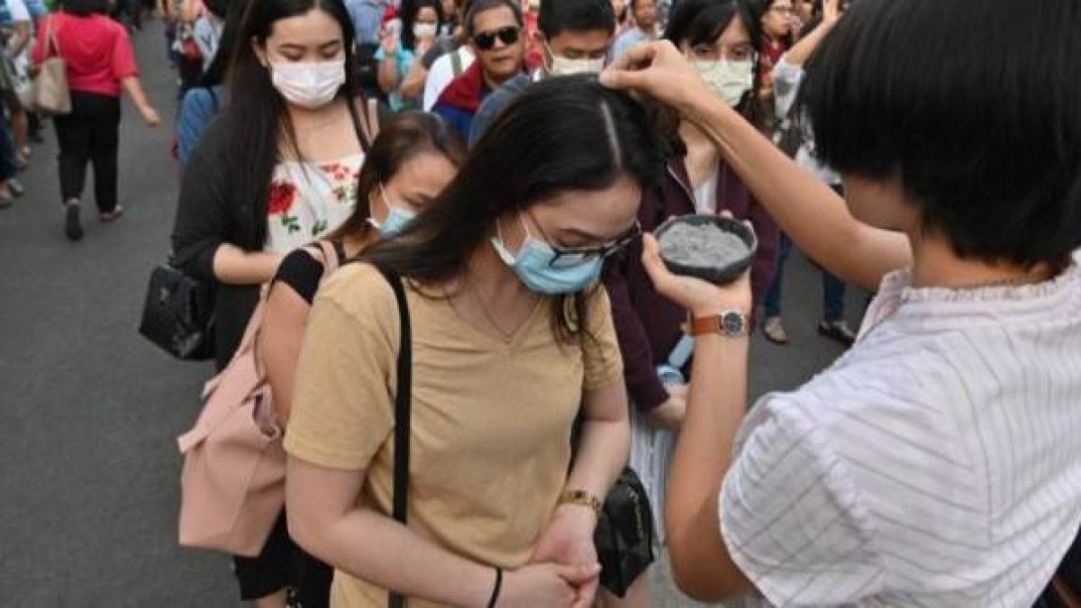 El miércoles de Ceniza de 2020 en Manila, ya con mascarilla... en Occidente aún no se usaba ni esperaba