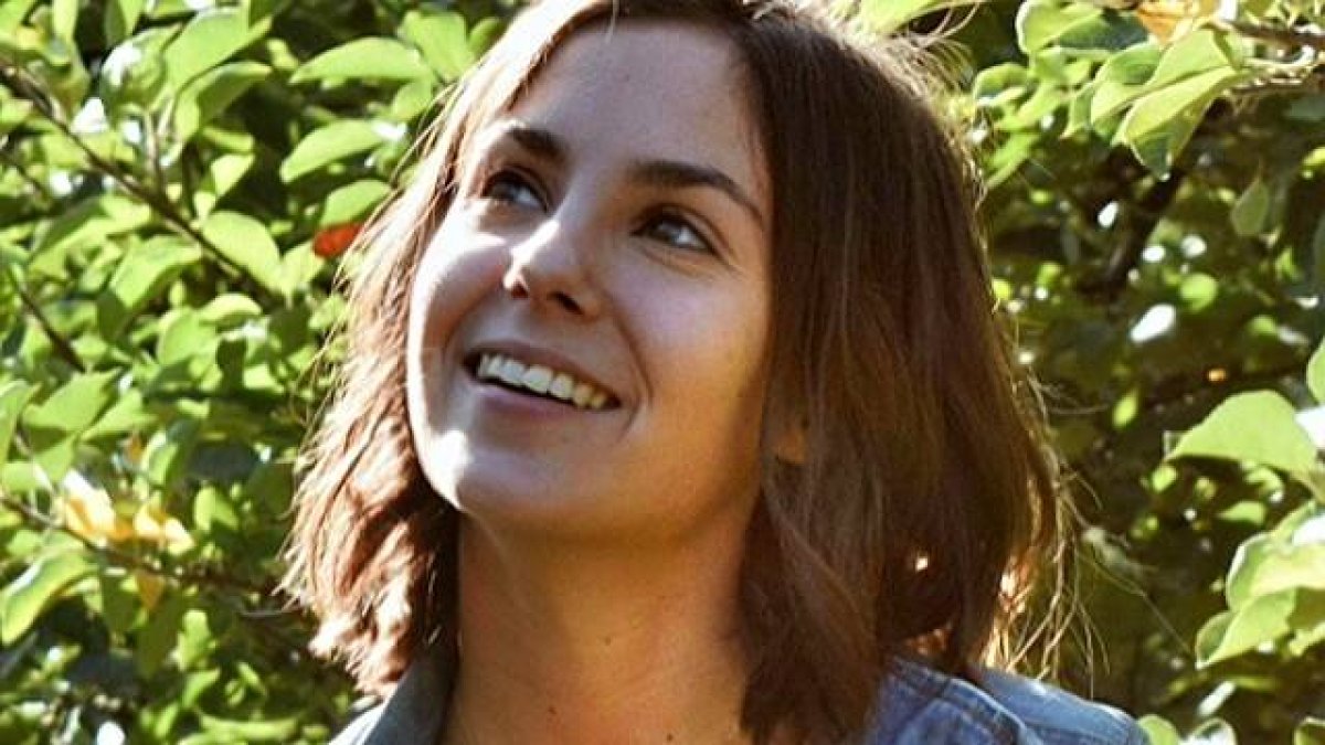 Manon sintió desde pequeña una especial atracción por la Cruz, que en su entorno le presentaban sin embargo como un signo prohibido.