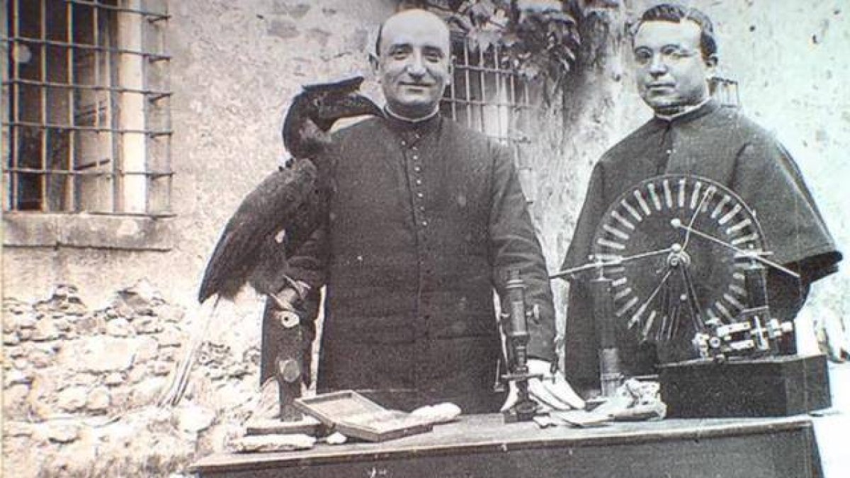 Los padres paules Mariano Díez Tobar (derecha) y Manuel Santín, detrás de alguno de sus inventos.
