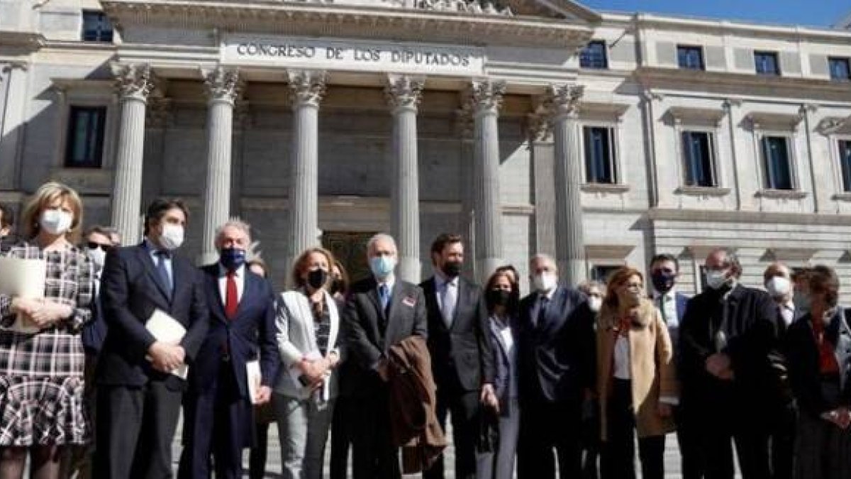 Delegados de la Asamblea por la Vida y diputados de Vox, PP, UPN y Foro Asturias, en el Congreso, comprometidos contra la eutanasia