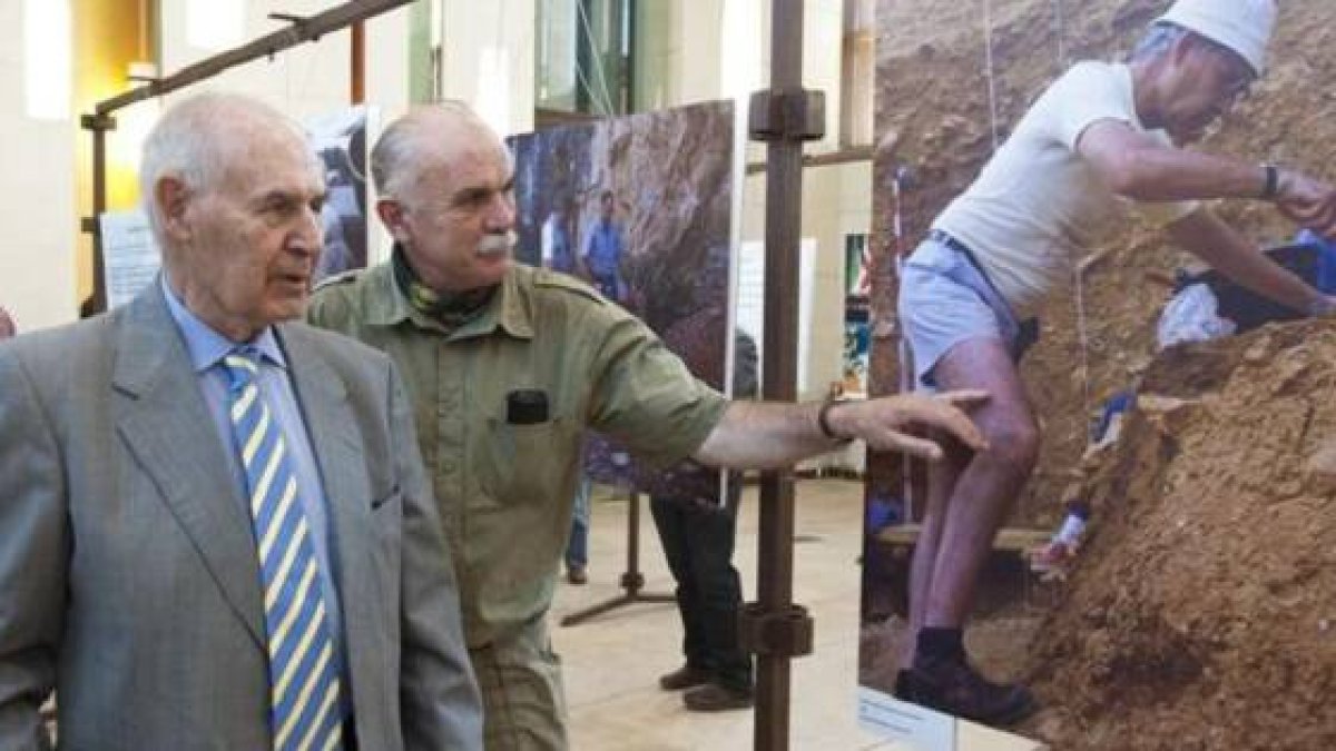 Un anciano Emiliano Aguirre en 2011, con Eudald Carbonell, en una muestra sobre su trabajo en Atapuerca - foto de Ricardo Ordóñez . Ical