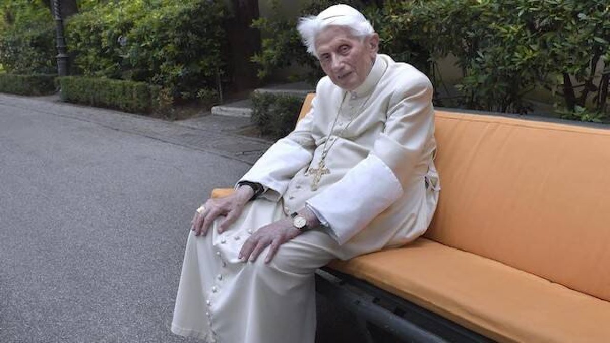 En un magistral texto, Benedicto XVI sintetiza la profundidad de lo que implica reconocer el «matrimonio» entre personas del mismo sexo, y las raíces de la «deformación de la conciencia» que lo ha hecho posible.
