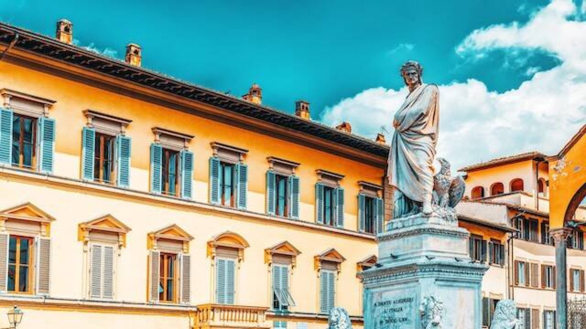 Monumento a Dante Alighieri en la Piazza della Santa Croce de Florencia. Foto: EnFlorencia.com