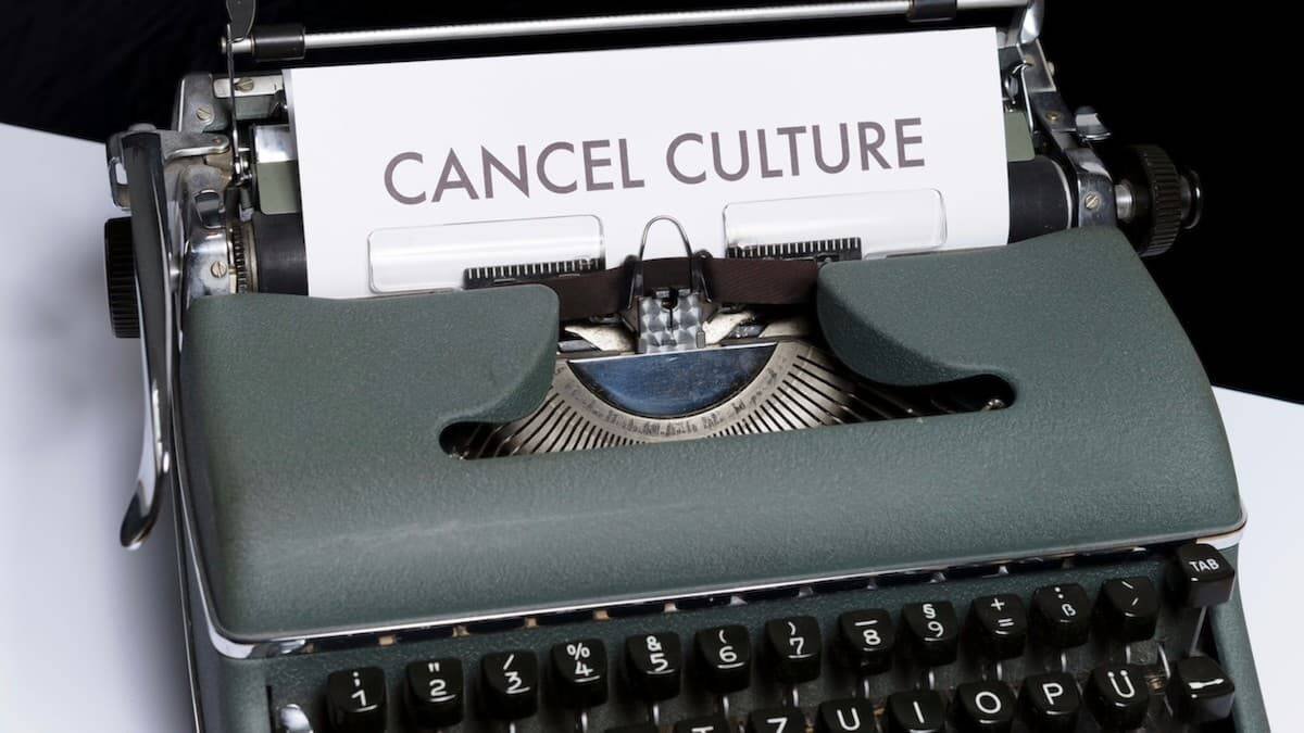 La «cultura de la cancelación» (Cancel Culture, en inglés) divide la sociedad en víctimas y verdugos con la intención de extirpar de la cultura occidental hasta la última huella cristiana. Foto (contextual): Markus Winkler / Unsplash.