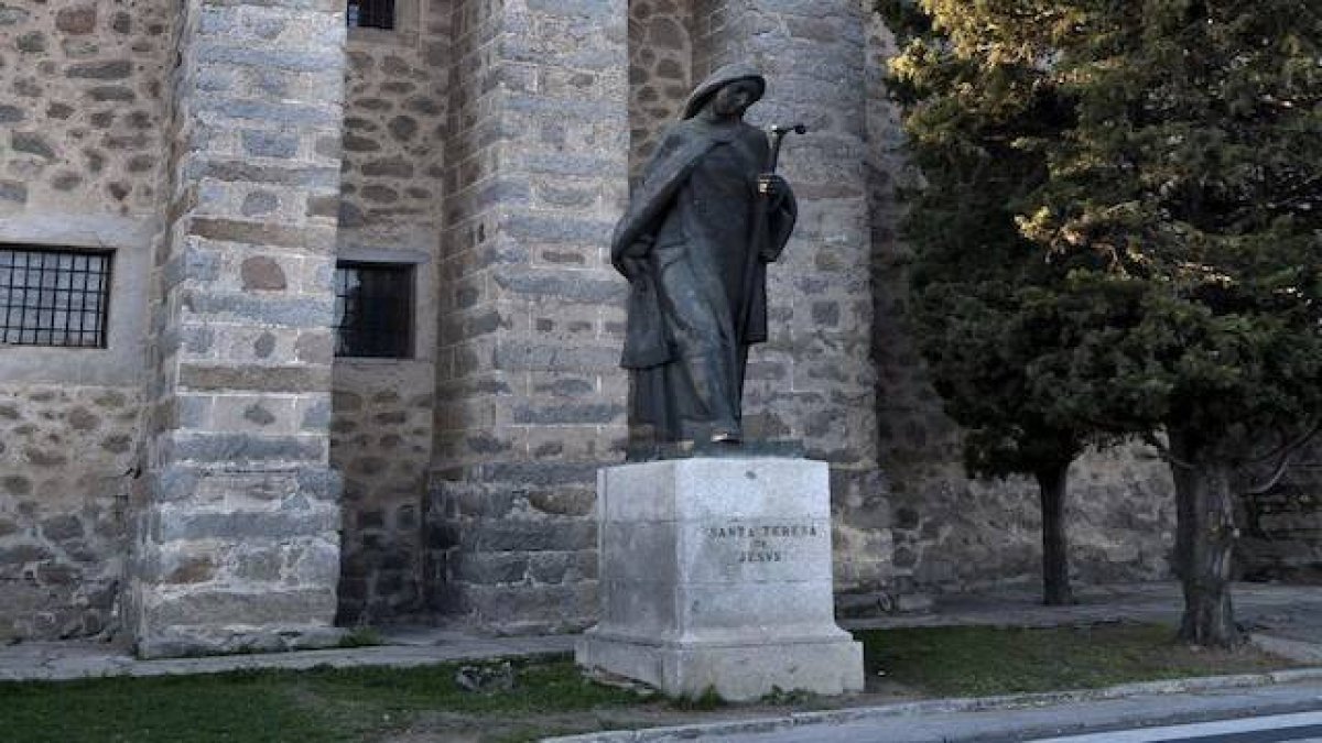 Teresa, la «santa andariega», una vida de fundación en fundación donde cada paso deja una huella de entrega a Dios. Foto: Estatua de Santa Teresa de Jesús en el Monasterio de la Encarnación de Ávila.