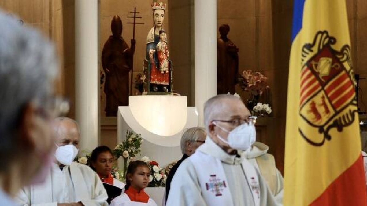 Fiesta en el santuario de Meritxell por los su aniversario de coronación canónica y de su himno nacional