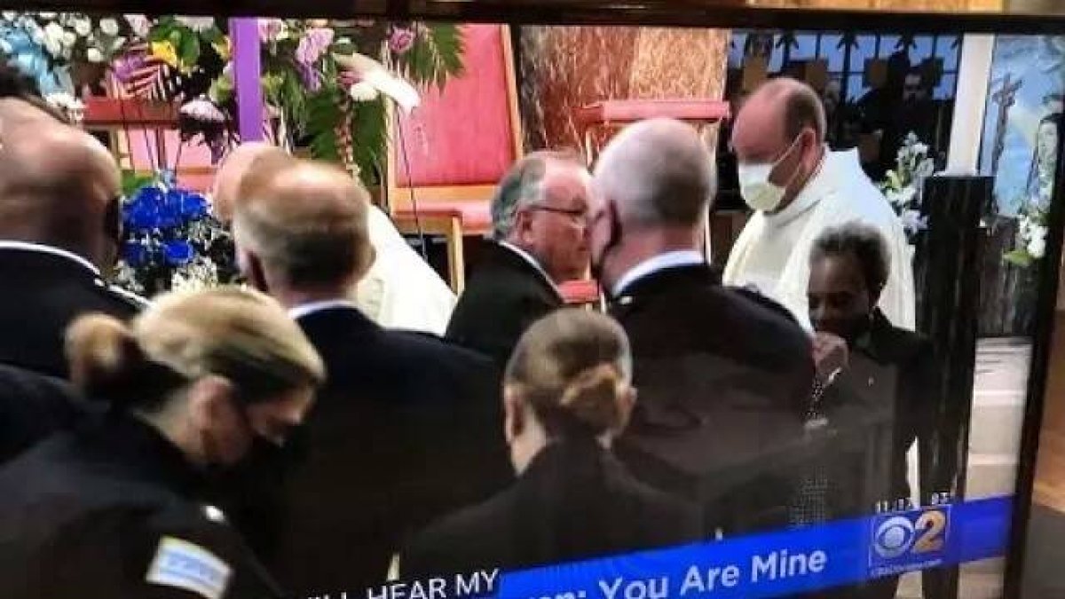 Momento en el que la alcaldesa de Chicago, metodista y públicamente lesbiana (a la derecha de la foto), comulga tras recibir la Sagrada Forma del sacerdote. Captura: CNA.