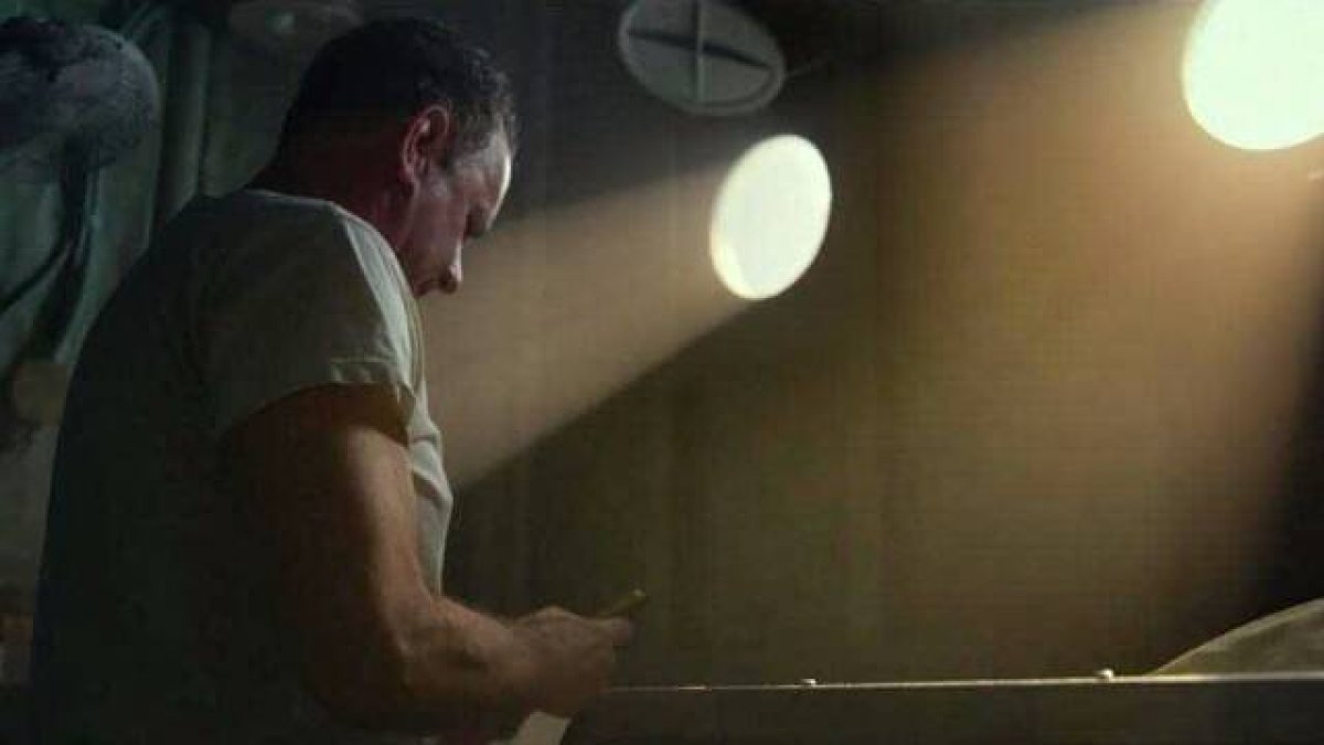 Tom Hanks, en el papel del capitán Krause, reza en su camarote en «Greyhound: enemigos bajo el mar» (2020) de Aaron Schneider.