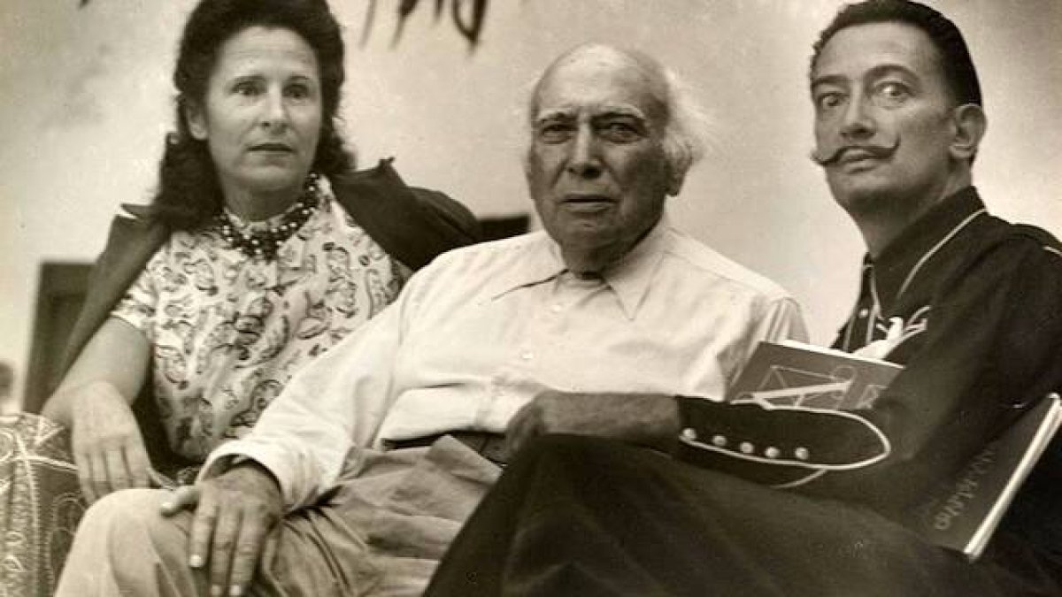 Salvador Dalí, junto con su esposa Gala y su padre, en Cadaqués en 1948. Foto: salvador-dali.org.