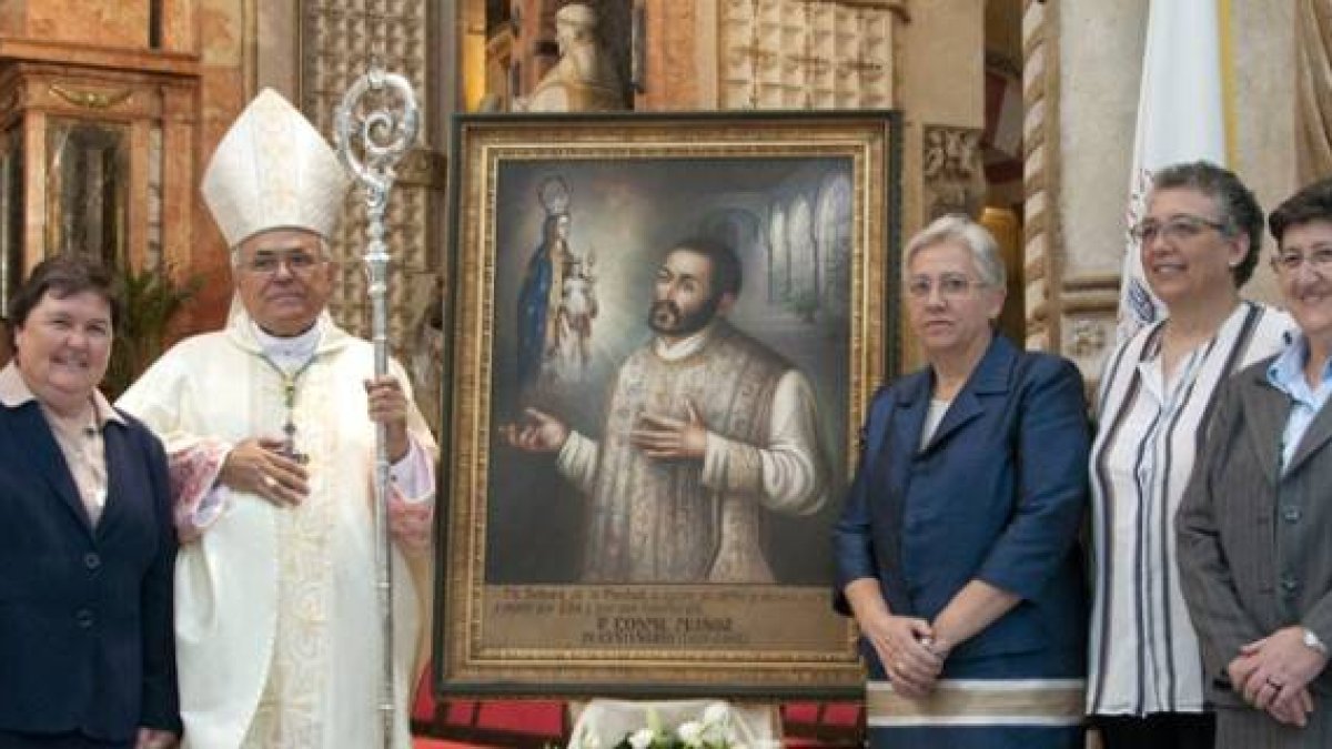 El obispo Demetrio de Córdoba y las religiosas que mantienen el carisma del padre Cosme con niñas pobres