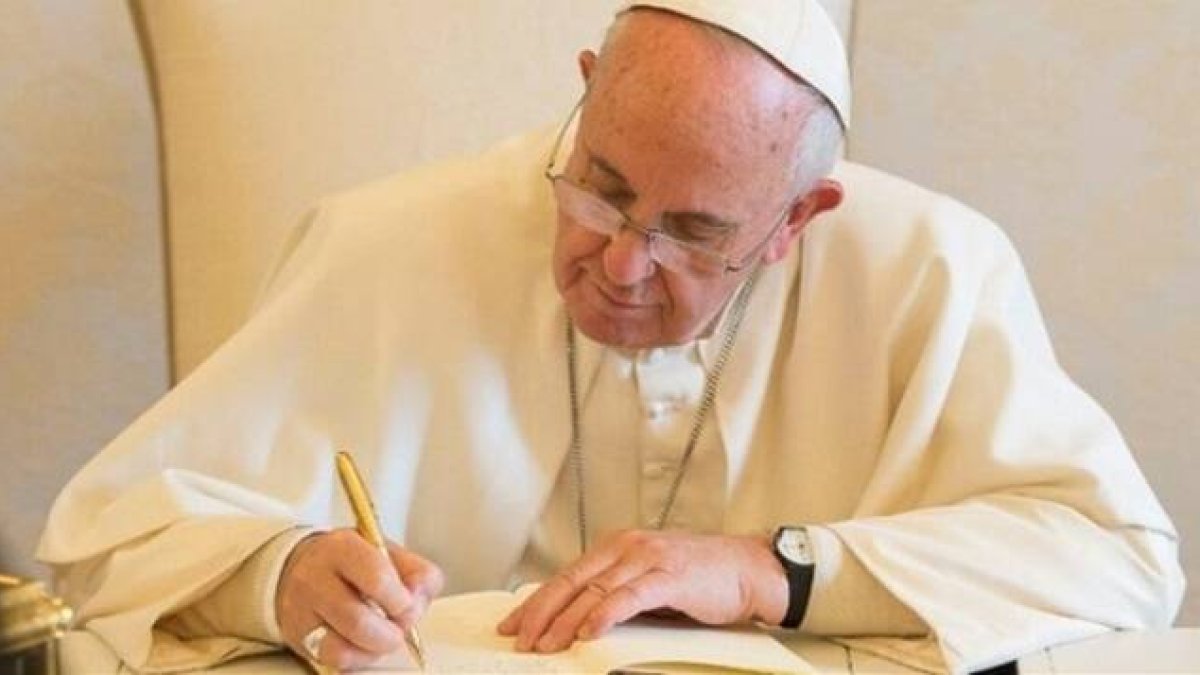 El Papa Francisco escribiendo... sus reflexiones sobre la pandemia pueden ayudar a muchos