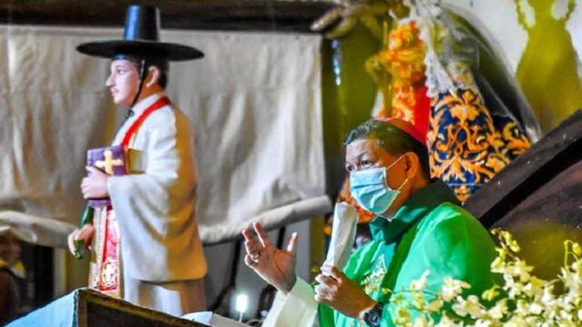 El obispo de Malolos (Filipinas), Dennis Villarojo, en la inauguración de un templo a San Andrés Kim Taegon en febrero de 2021. Foto: Diócesis de Malolos.