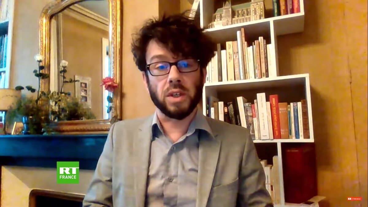 Matthieu Faucher, durante una de las numerosas entrevistas que ha concedido por un caso que ha sorprendido a muchos por mostrar el lado más esperpéntico de la intolerancia laicista. Foto: Captura de RT Francia.