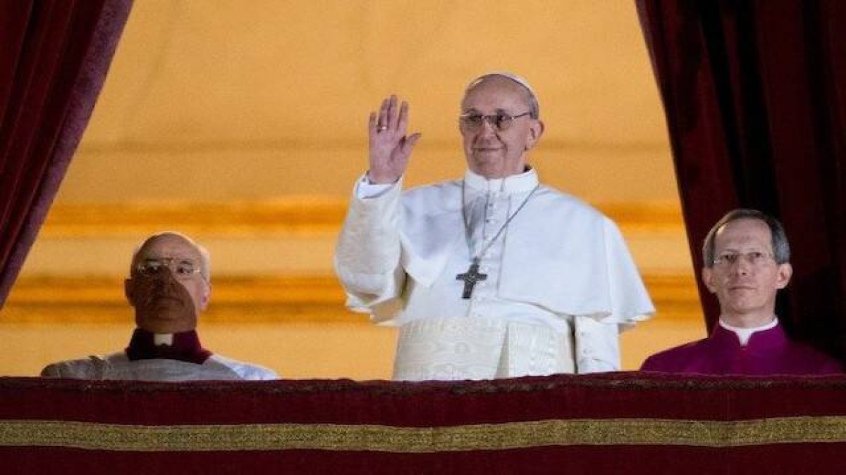 Tras la renuncia de Benedicto XVI el 11 de febrero de 2013, efectiva el 28 de febrero, el cónclave para elegir su sucesor comenzó el 12 de marzo y eligió a Francisco al día siguiente. Foto: Vatican News.