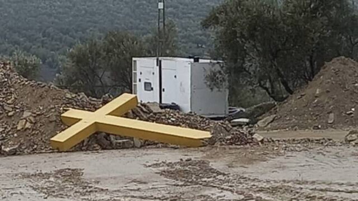 La cruz ha acabado en un vertedero situado a 10 kilómetros de Aguilar de la Frontera