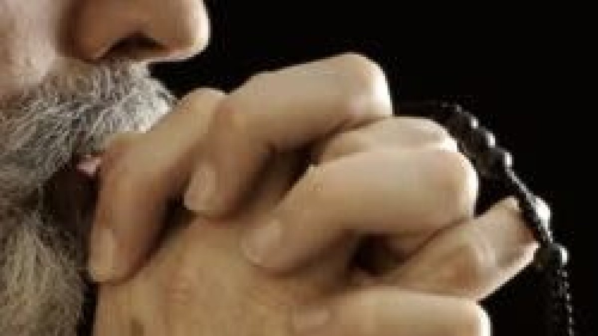 Oración con rosario en la mano - puede ser de intercesión o de agradecimiento