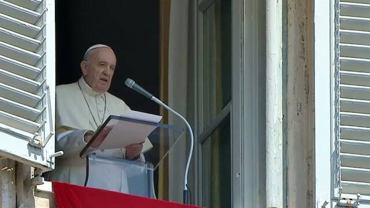 Antes de rezar el Angelus, Francisco recordó que la verdad de la Encarnación escandalizó a muchos en tiempos de Jesús y sigue haciéndolo hoy.
