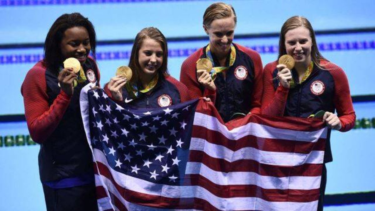 El equipo de Kathleen Baker, Lilly King, Dana Vollmer y Simone Manuel al ganar la medalla de oro olímpica número 1000 de los Estados Unidos en los Juegos de Río de Janeiro.