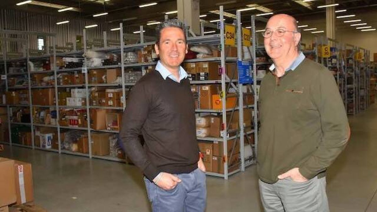 Stefano Zanni (izquierda de la foto) y Gabriele Guatteri, en el almacén de HolyArt. Foto: Il Resto del Carlino.