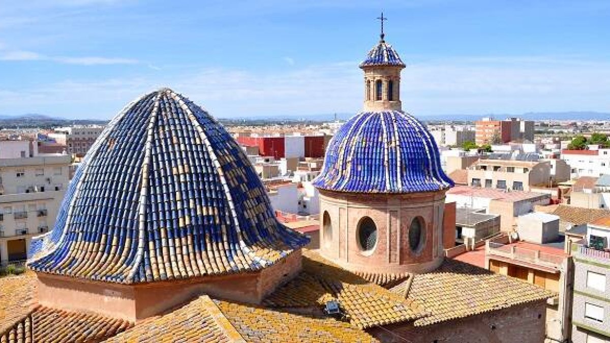 Cúpulas de la parroquia de N.S. de los Ángeles en Silla, donde se celebra el milagro eucarístico