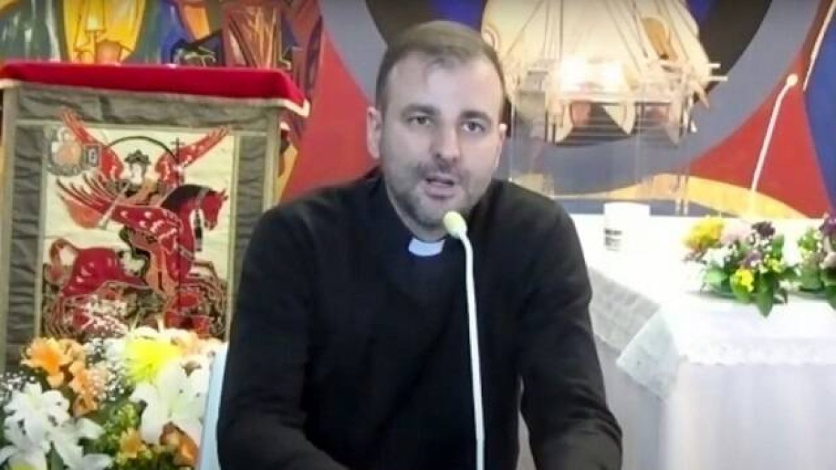 El padre Gabriel, durante una conexión online durante el confinamiento en una de las salas afectadas ahora por la explosión.