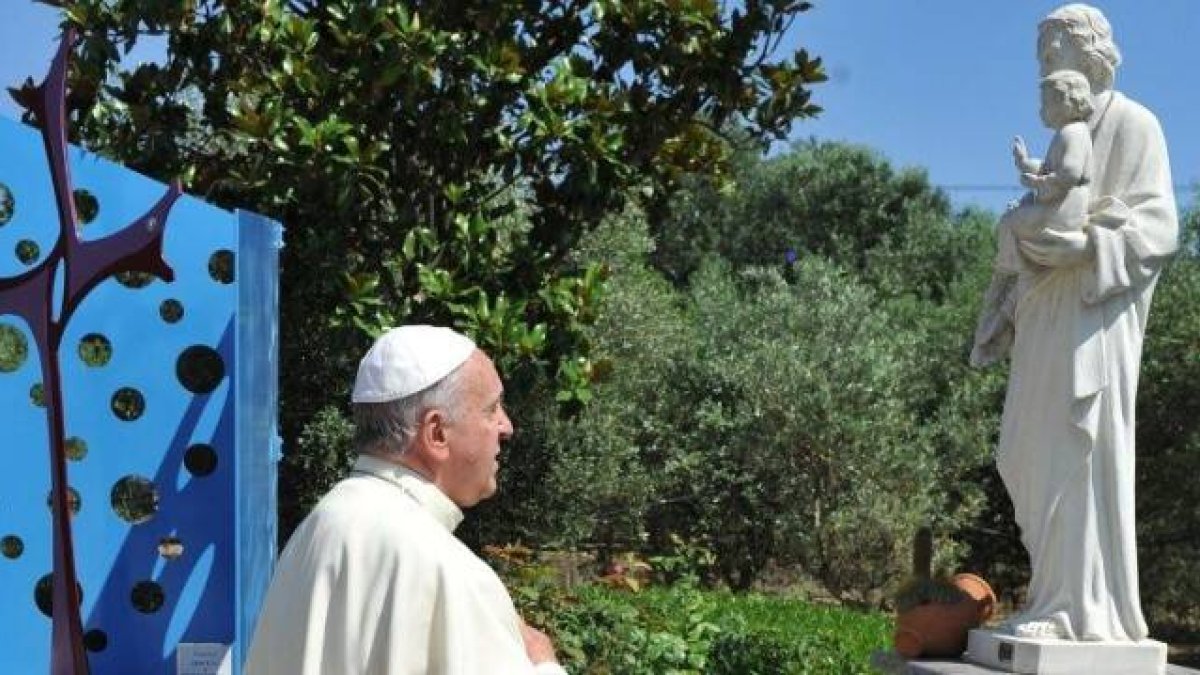 El Papa Francisco con una estatua de San José con el Niño