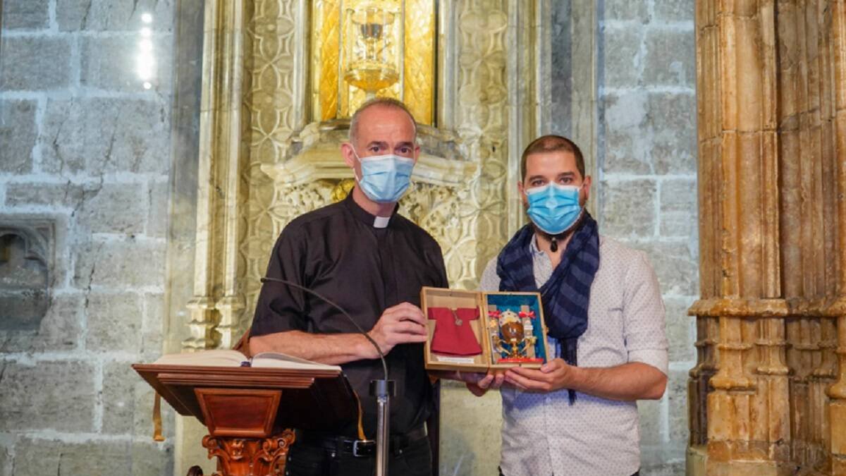 El joven llevó una réplica del Santo Cáliz. En la imagen, delante de la reliquia que se custodia en Valencia