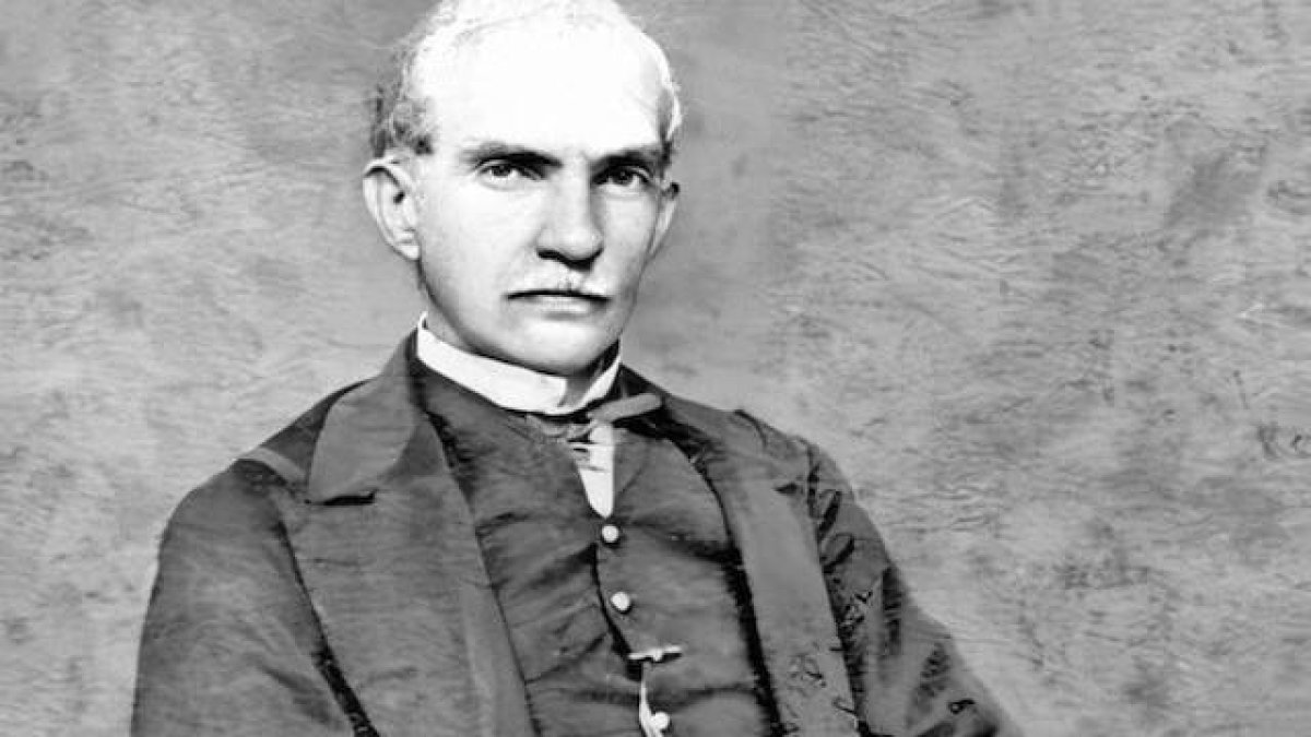 Gabriel García Moreno fue presidente de Ecuador durante diez años en dos periodos. Modernizó económicamente el país e impulsó la educación católica y el Reinado Social de Cristo. Fue asesinado cuando salía de hacer una visita al Santísimo.