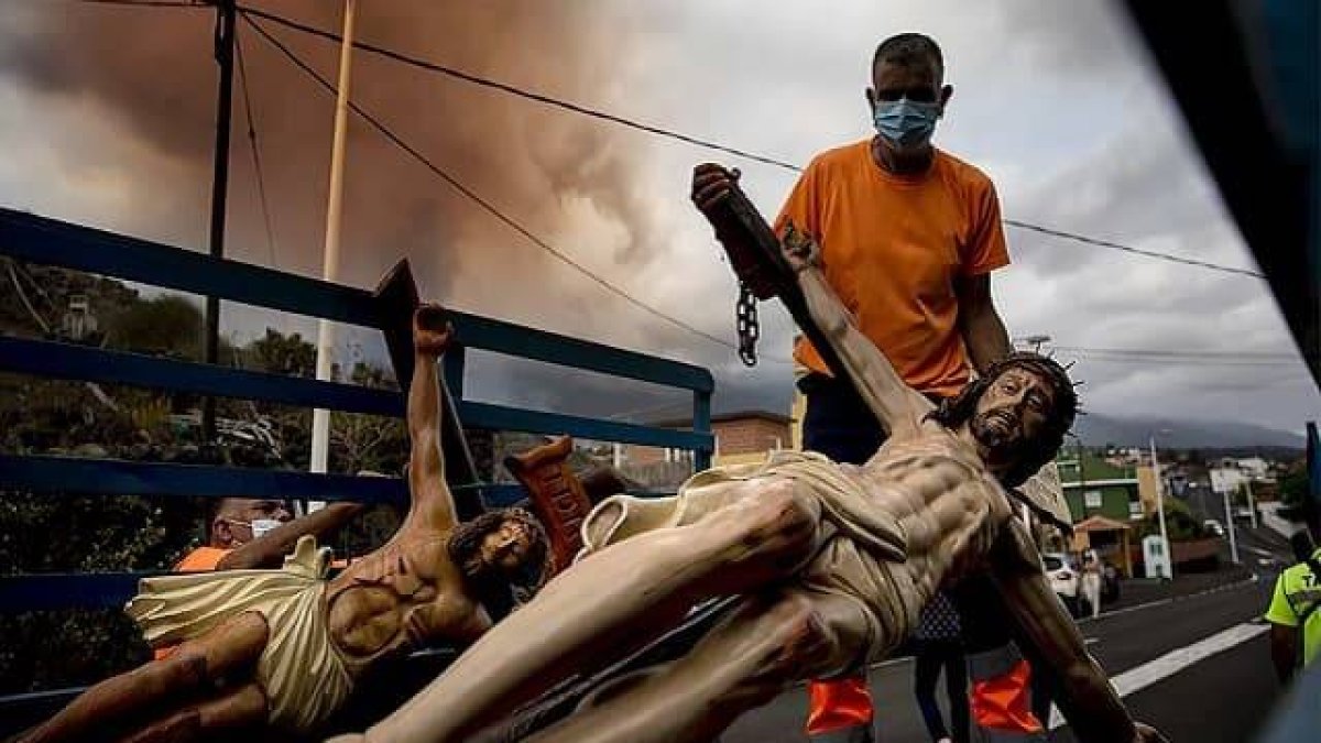 Operarios sacan de la ermita de Todoque todos los ornamentos litúrgicos e imágenes / Foto: El Mundo / Alberto Di Lolli