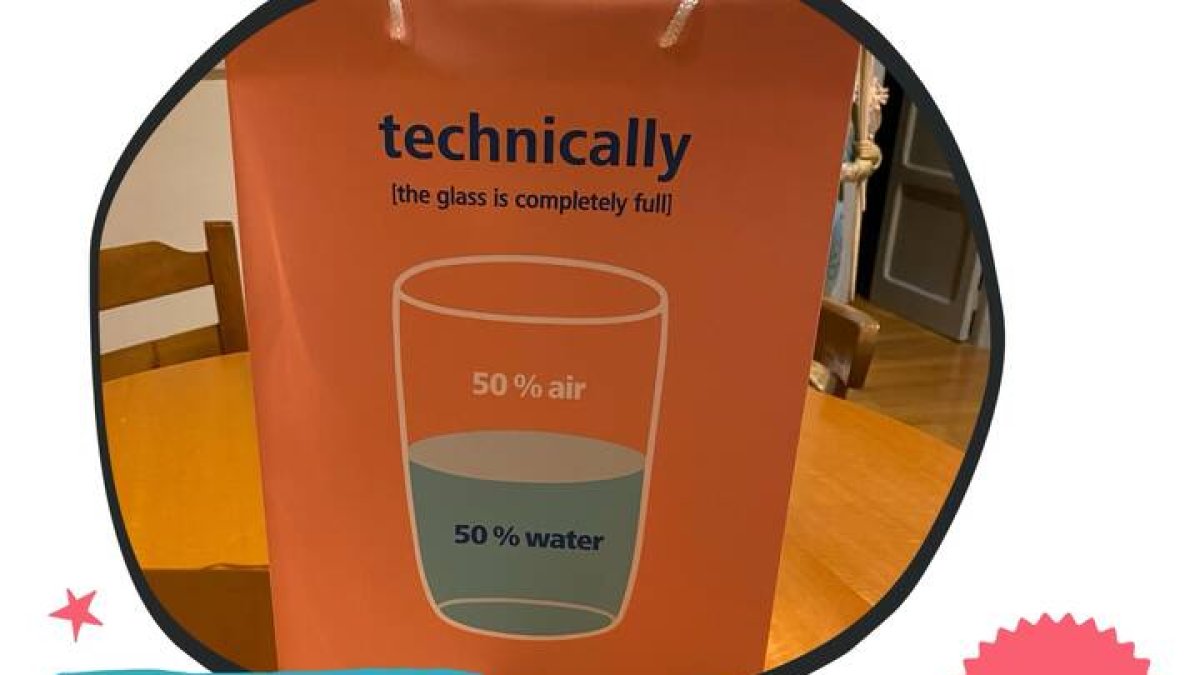 Hoy el reto del amor es enseñar a dos personas un vaso