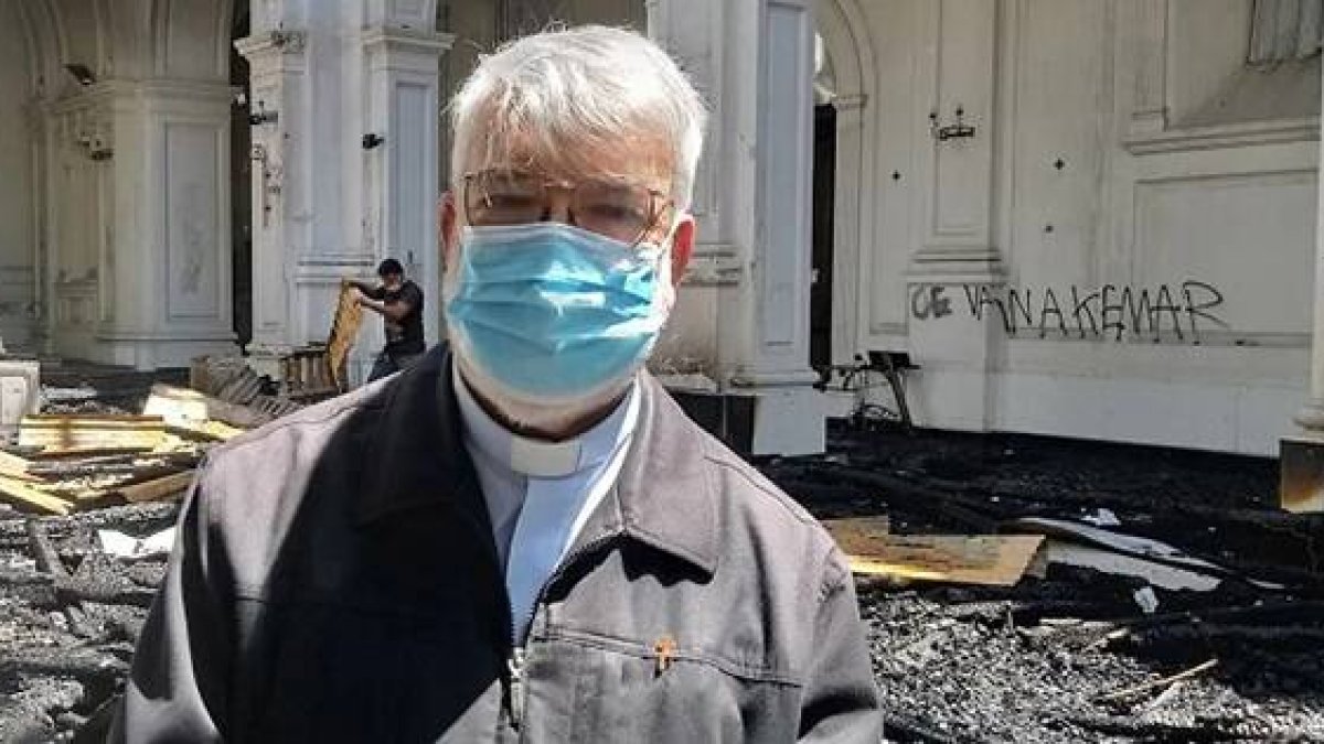 Pedro Narbona, párroco de dos iglesias atacadas en Chile, premiado por su llamamiento al perdón, la reconstrucción y la resistencia