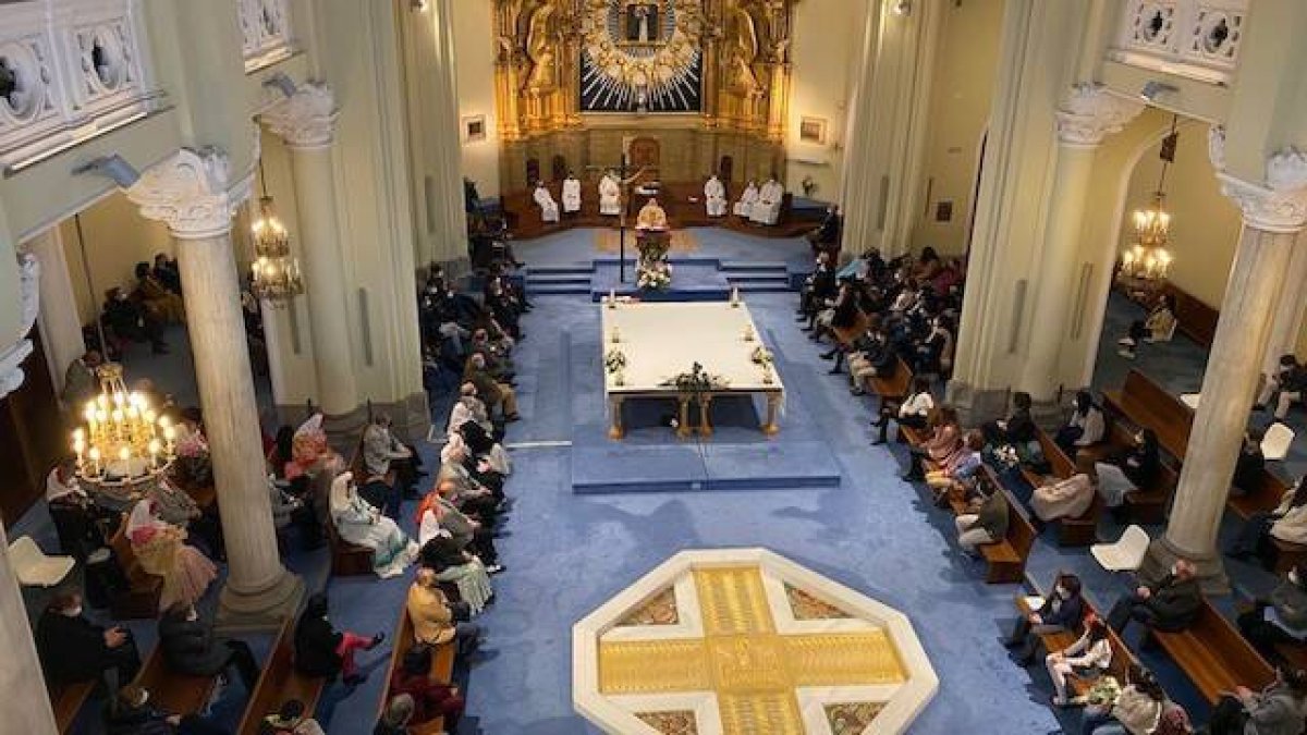 La festividad de San José pudo celebrarse en la madrileña iglesia de La Palomal, reabierta este día tras la explosión del pasado 20 de enero en las dependencias parroquiales. Foto: Unicolor Fotógrafos.