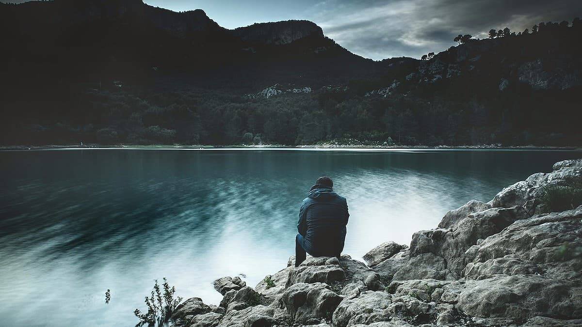 Cuando nuestras certezas parecen desaparecer, lo que cuenta es tener muy claro de Quién nos hemos fiado y mantener esa opción de vida. Foto: Guillaume de Germain / Unsplash.