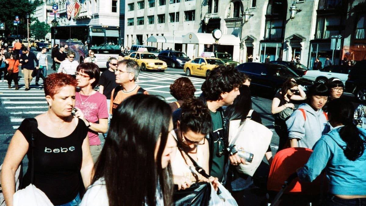 El profesor Philip Jenkins muestra una relación entre la secularización urbana y la caída de la natalidad. Foto: Scott Evans / Unsplash.