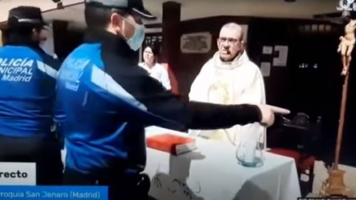 Policías interrumpen la misa del domingo de Resurrección en Madrid, donde el párroco celebraba en el patio para que los vecinos escucharan desde los balcones